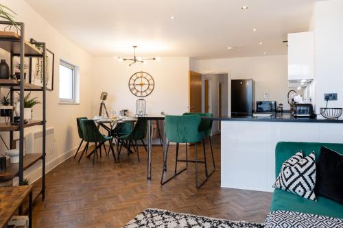 Trendy city centre apartment with free parking photo 11