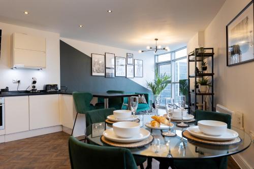Trendy city centre apartment with free parking photo 5
