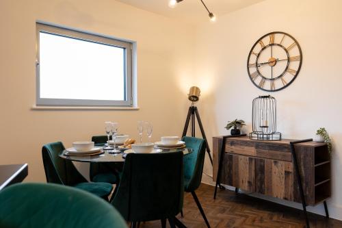 Trendy city centre apartment with free parking photo 14