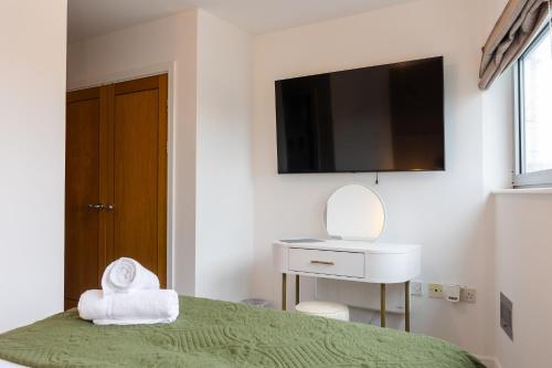 Trendy city centre apartment with free parking photo 16