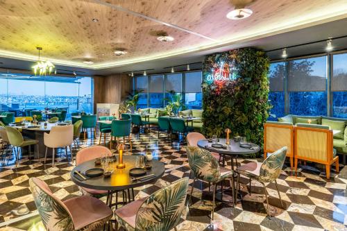 Un restaurante o sitio para comer en Opera Hotel Bosphorus - Preferred Hotels and Resorts