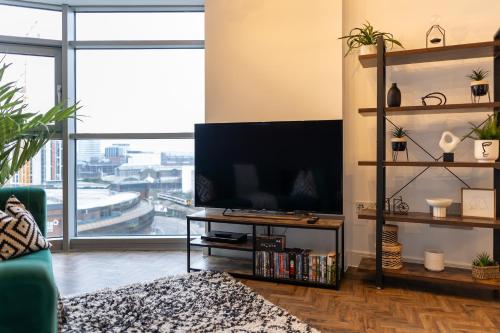 Trendy city centre apartment with free parking photo 6