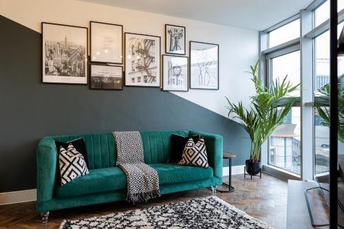 Trendy city centre apartment with free parking photo 24