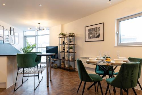 Trendy city centre apartment with free parking photo 9