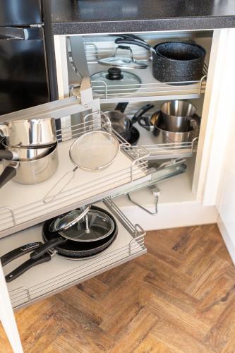 Trendy city centre apartment with free parking photo 26