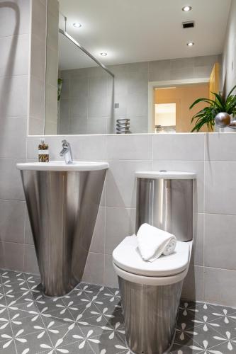 Trendy city centre apartment with free parking photo 19