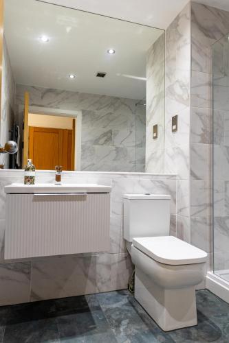 Trendy city centre apartment with free parking photo 18