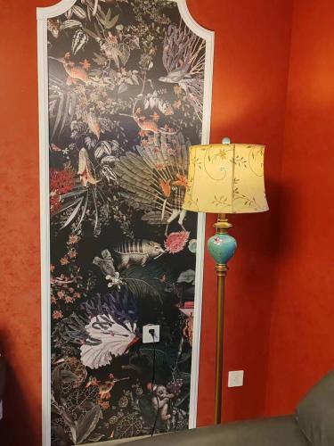 a room with a wall with a painting of birds at Sandbank Dream in Fengdeng