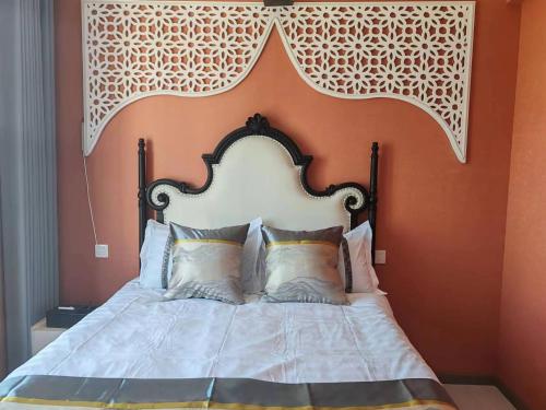 a bed with a large headboard in a bedroom at Sandbank Dream in Fengdeng