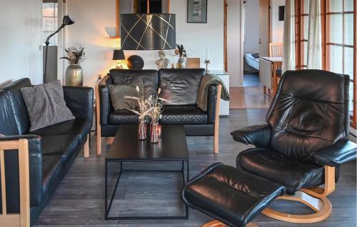 un soggiorno con mobili in pelle e tavolo di Holiday Home Hyldekrogen Hejls Iv a Hejls