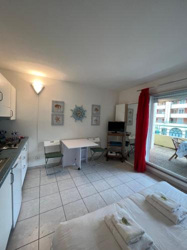 - une cuisine avec une table et un bureau dans la chambre dans l'établissement La Terrasse de Palais des Arts, à Nice