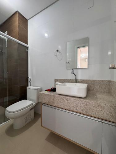 ein Badezimmer mit Waschbecken, Toilette und Dusche in der Unterkunft San Mateo - Novo, 200 metros da Praia in Cabedelo