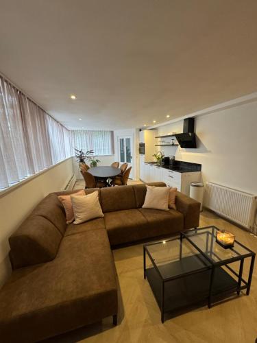 a living room with a couch and a table at Studioverhuur De Nieuwe Doelen in Zevenaar