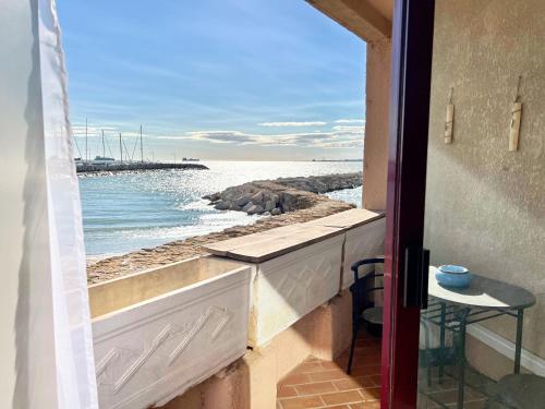 une chambre avec vue sur l'océan depuis une fenêtre dans l'établissement Voile de Mer 1 - Les Pieds dans l'eau, CLIM, Wifi, 2 personnes, à Fos-sur-Mer