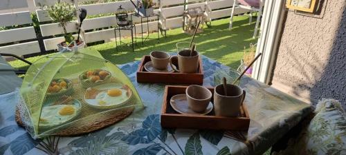 une table avec des assiettes d’œufs et des tasses dessus dans l'établissement Chambre d'hôtes L'intemporelle, à Saint-Cyprien