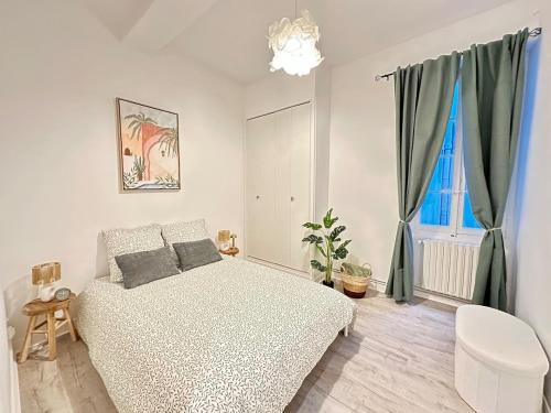 une chambre blanche avec un lit et une fenêtre dans l'établissement Appartement d'Exception, Coeur de ville, Wifi, à Avignon
