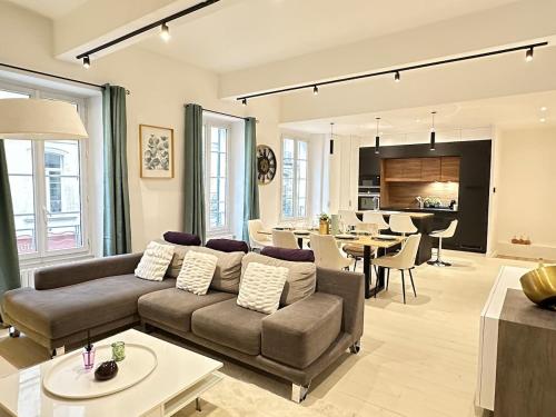 un salon avec un canapé et une salle à manger dans l'établissement Appartement d'Exception, Coeur de ville, Wifi, à Avignon