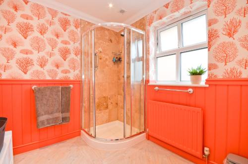 Koupelna v ubytování Princes Esplanade-Luxury Beachfront House with Balcony a stone throw from Gurnard Beach