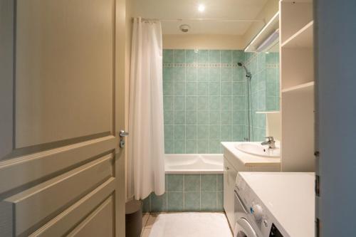 une salle de bain avec une baignoire, un lavabo et une douche dans l'établissement Saint nicolas - Basilique - centre ville, à Nantes