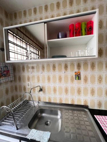 a kitchen with a sink and a mirror above it at 101- Apartamento 2 quartos próximo UFN, com vaga de garagem in Santa Maria