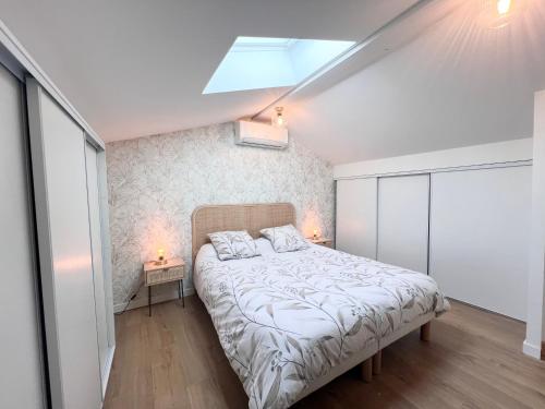 une chambre avec un lit et deux lampes et une fenêtre dans l'établissement Maison Avignon intra-muros, à Avignon