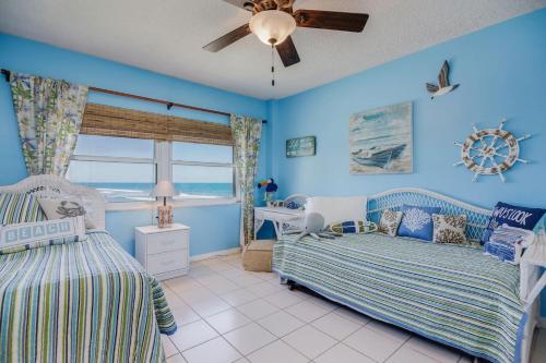 卫星海滩You Cannot Get Any Closer To The Beach! 2br Condo的带两张床和吊扇的卧室