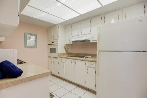 Dapur atau dapur kecil di You Cannot Get Any Closer To The Beach! 2br Condo