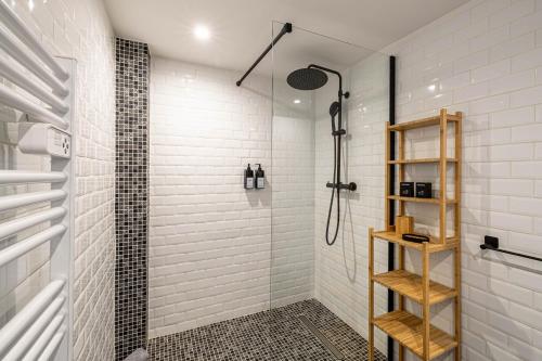 La salle de bains est pourvue d'une douche et d'une cabine de douche en verre. dans l'établissement 5 CARNOT - Beautiful apartment, 4 people, 150m from Palais des Festivals, à Cannes