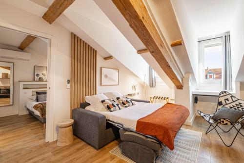 une chambre avec un lit et une chaise dans une pièce dans l'établissement 5 CARNOT - Beautiful apartment, 4 people, 150m from Palais des Festivals, à Cannes