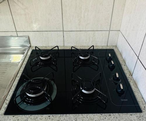 a black stove top oven in a kitchen at Casa de família na Serra Gaúcha in Bento Gonçalves