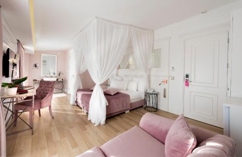 Un dormitorio con una cama, un sofá y una mesa. en Nun Hotel, en Antalya