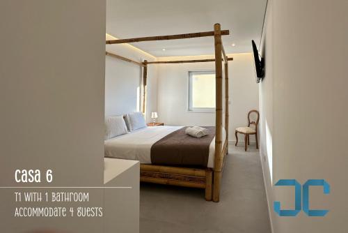 una camera con letto e struttura in legno di Arada Property - 4 Houses in 1 Private Property, Free Parking and Hot Tub a Arada