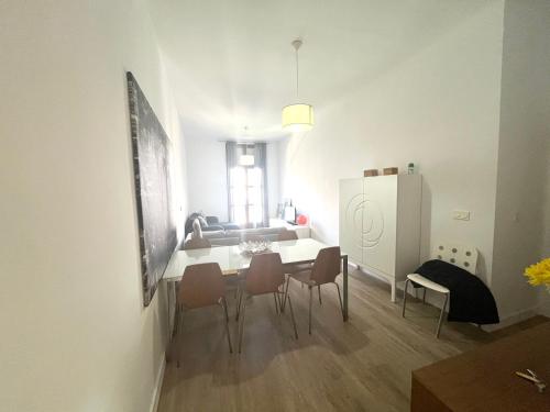 a kitchen and dining room with a table and chairs at Triana CACTUS 2 in Melilla