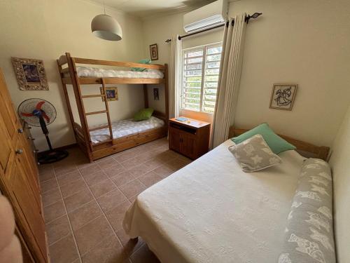 Villa Helios à Belle Mareにあるベッド