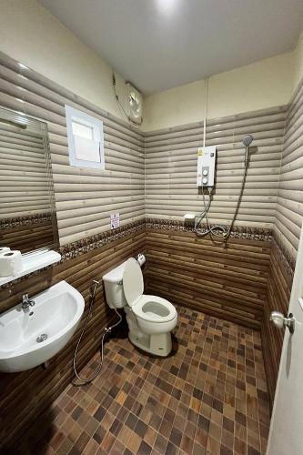 a bathroom with a toilet and a sink at Pleai Ta Lea Resort in Chao Lao Beach