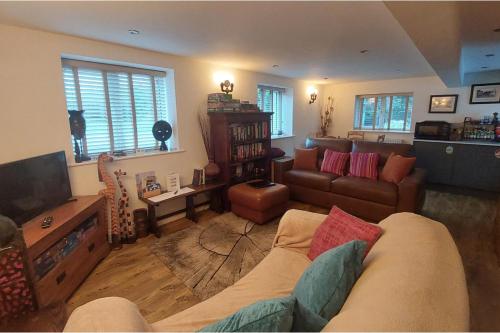 ein Wohnzimmer mit Sofa und Fernseher in der Unterkunft 1 Bed Flat - Sleeps 4 - Garden - Parking - Wifi in Hawkshead