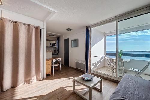 un salon avec vue sur l'océan dans l'établissement Le Graziot - Appartement face à l'étang du Grazel, à Gruissan