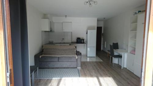 Cette chambre comprend une cuisine et une salle à manger. dans l'établissement Cannes proche croisette, à Cannes