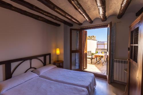a bedroom with a bed and a door to a patio at La casa de mi Abuela en La Bardena in Cintruénigo