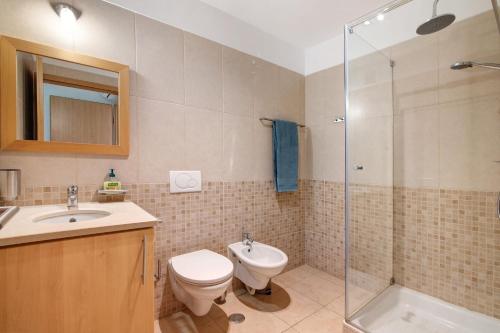 カバナス・デ・タビラにあるCosta Cabanas 54のトイレ、洗面台、シャワー付きのバスルーム