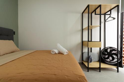 a bedroom with a bed and a book shelf at Lofts NUEVE - Centro Histórico Querétaro in Casa Blanca La Corregidora
