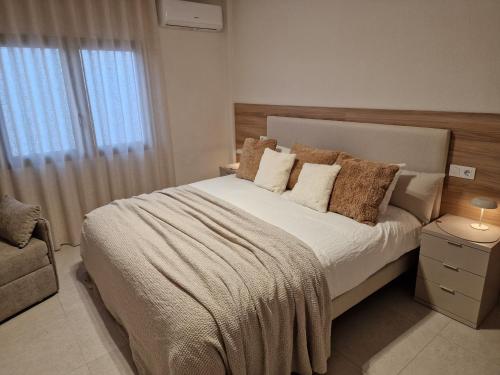 サン・ペドロ・デル・ピナタルにあるDuplex Casa Reginaのベッドルーム1室(枕付きのベッド1台、窓付)