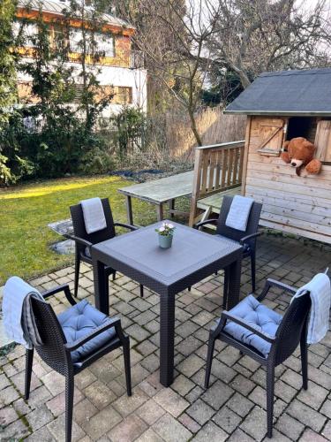 Taman di luar Villa Veleslavín