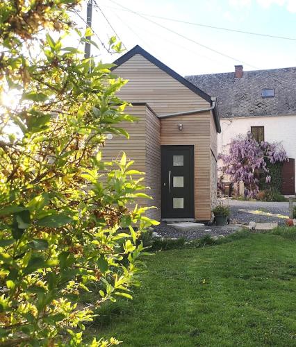CoutisseにあるGîte Casa 17の庭の黒い扉のある家