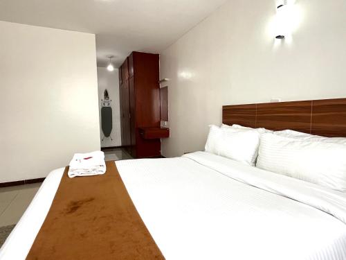 Postel nebo postele na pokoji v ubytování Milimani Suites With Pool, GYM, Secure Parking