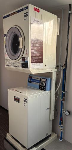 a washing machine sitting on top of a box at 大同ガーデンホテル京都 in Kyoto