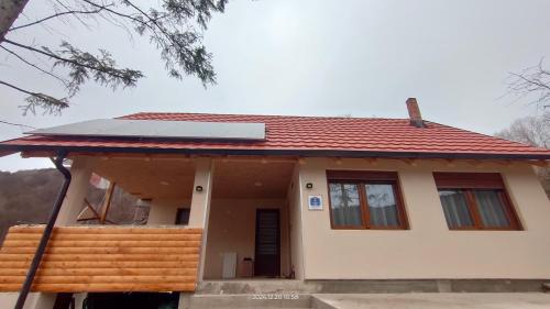 a house with a solar panel on top of it at Planinska kuća Arbinje in Dojkinci
