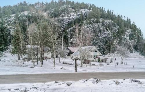 een huis in de sneeuw naast een berg bij 5 Bedroom Nice Home In Namsos in Namsos