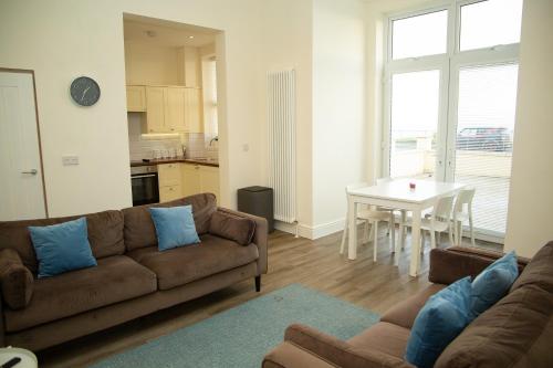 una sala de estar con un sofá y una mesa en Seaview Apartments - 30 Marine Parade, Harwich - Perfect for business & long term stays, en Harwich