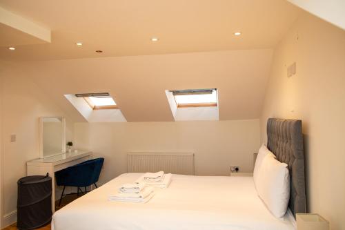 1 dormitorio con 1 cama y tragaluces en Seaview Apartments - 30 Marine Parade, Harwich - Perfect for business & long term stays, en Harwich